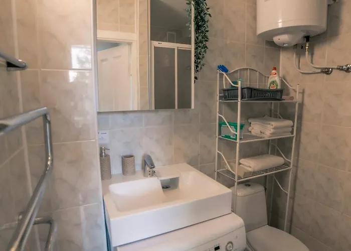 Unique Place By The קלייפדה